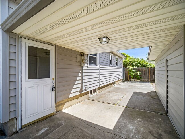 Building Photo - Charming Northwest Spokane Home | Minutes from Audubon Park & Downriver Golf Course