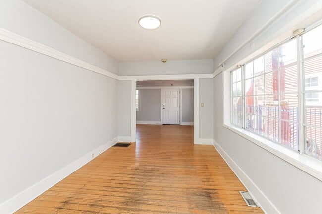 Building Photo - Beautiful 1918 Oakland Home!!