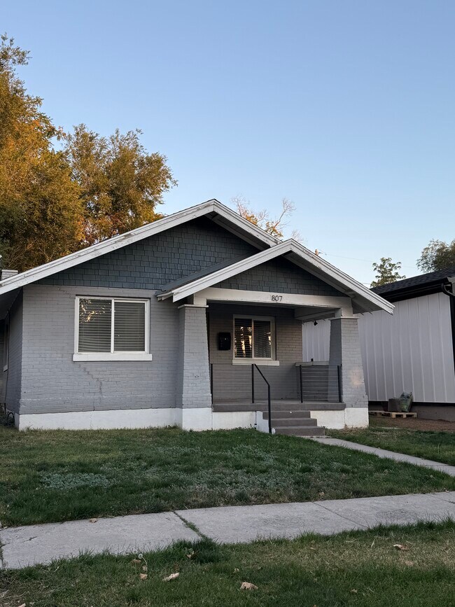 Building Photo - 807 S McClelland St