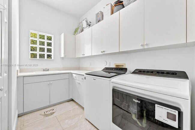 Building Photo - 6313 Paradise Cove