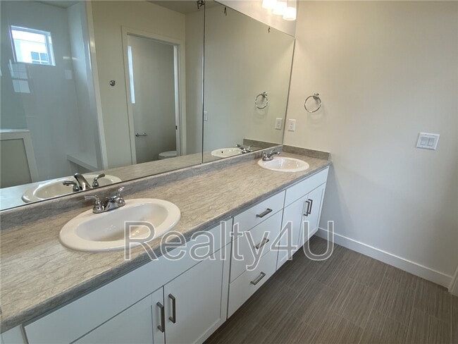 Building Photo - 138 E Crown Point Dr