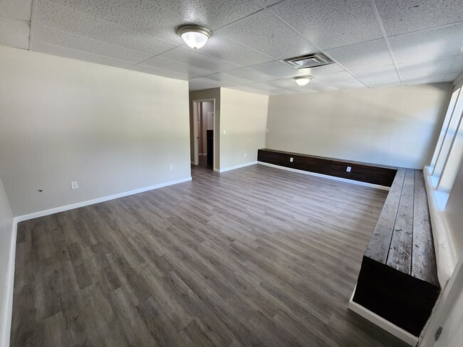 Building Photo - Spacious 3-Bedroom, 1-Bathroom Home AVAILA...