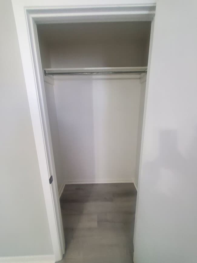 Building Photo - Beautifully Updated 2-Bedroom Townhome with Washer/Dryer Hookups!