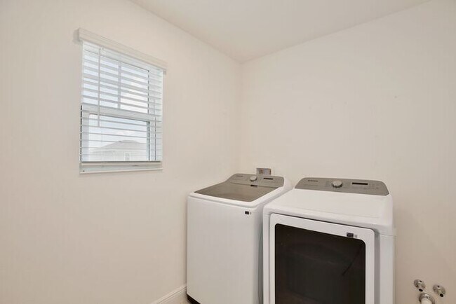 Building Photo - Elegant 5/3 Wilshire Model House with Cove...