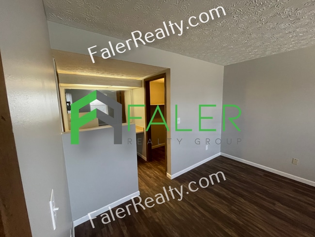 Building Photo - 2 Bedroom, 1.5 Bath Condo Available NOW!