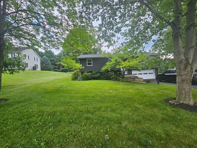 Building Photo - 400 Spring Lea Dr