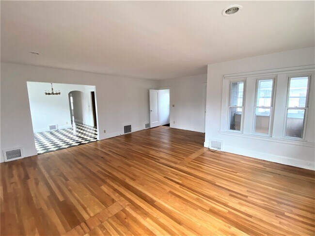 Building Photo - 105 Helen St