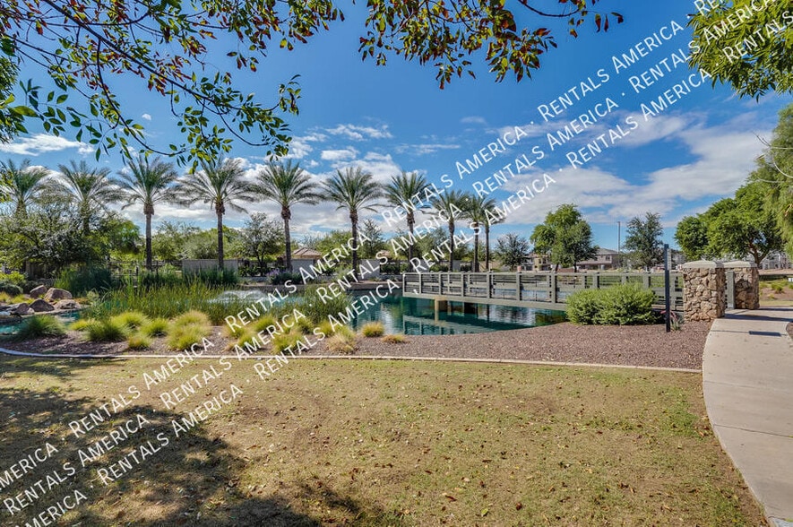 Building Photo - 2727 S Equestrian Dr