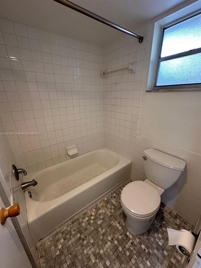 Building Photo - 9410 Live Oak Pl