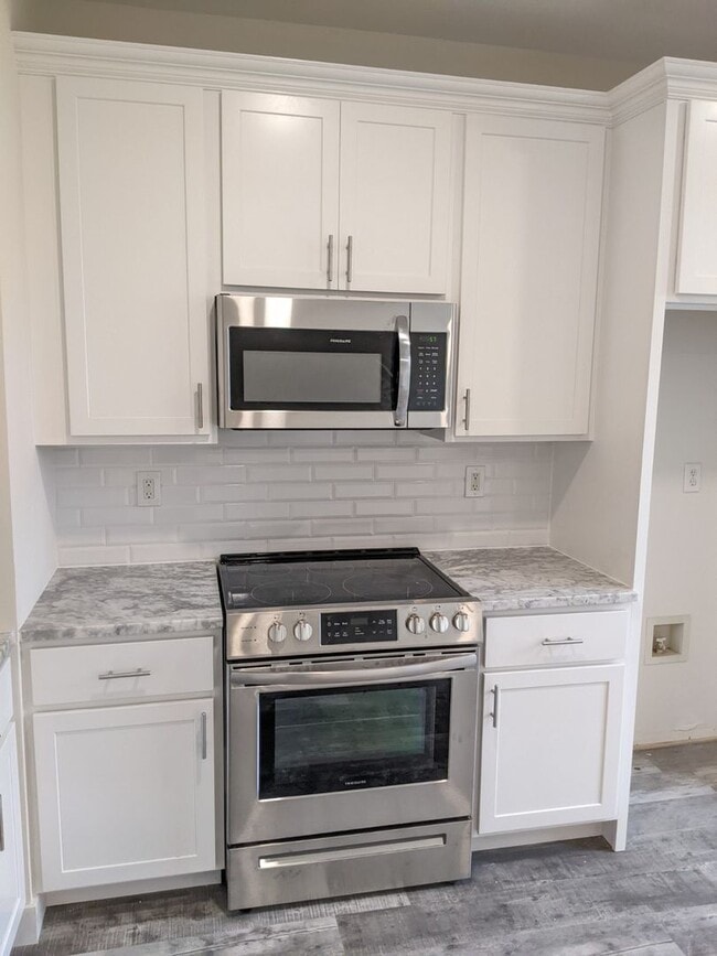 Building Photo - Completely Renovated Townhouse in convenie...