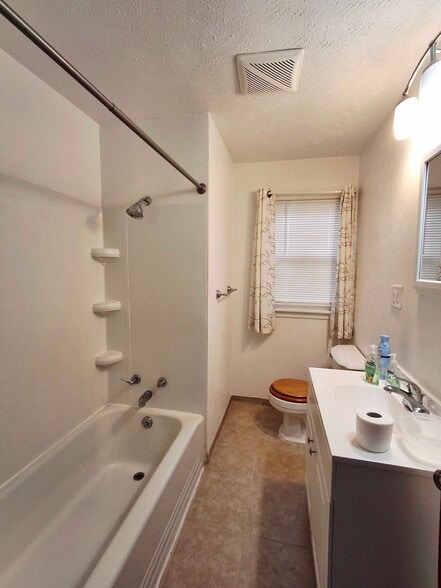 Building Photo - 543 Dresden Ave