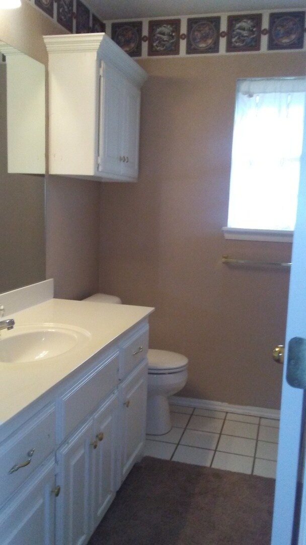 Building Photo - Very nice 3 bedroom home with an office in...