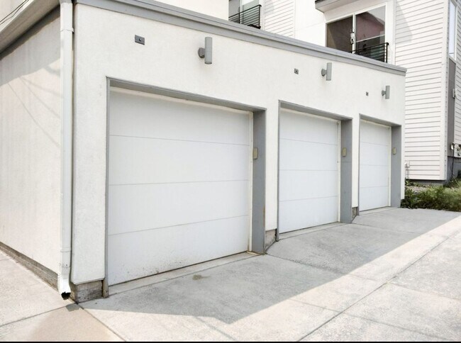 Building Photo - Beautiful 3 bedroom 2.5 bathroom condo MOVE IN SPECIAL