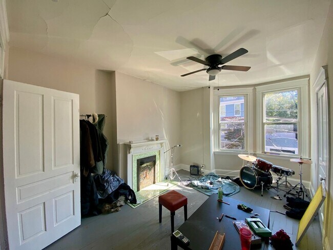 Building Photo - 2369 Victor St