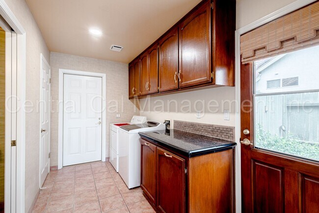 Building Photo - 4 Bedroom/2.5 Bath Home with Paid Solar an...