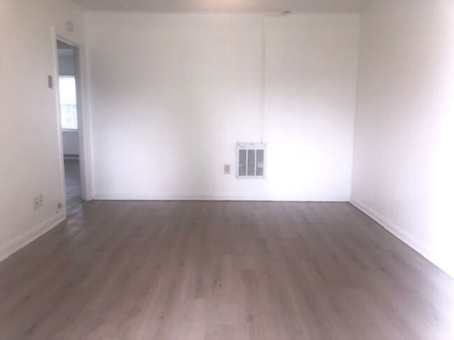 Building Photo - One Bedroom One Bathroom Home in St. Albans