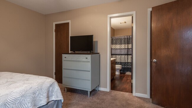 Building Photo - Woodshire Duplexes & Townhomes