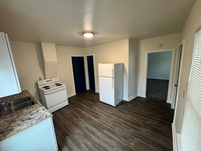 Building Photo - 701 Roosevelt Ave