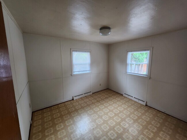 Bedroom - 1070 S Coldbrook Ave