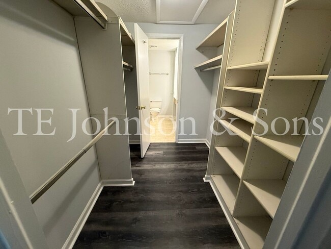 Building Photo - Cozy & Stylish 2BR Home with Fireplace, Su...
