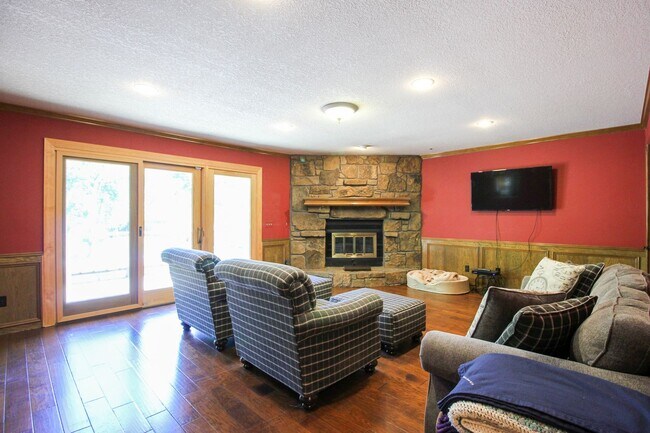 Building Photo - Space Galore In This Jenks South East Home!