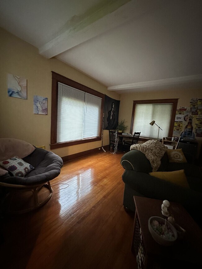 Building Photo - Nice 3 Bed 1 Bath near UWEC! Available Jun...