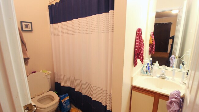 Building Photo - Super Peaceful 2 Bedroom / 2 Bathroom Town...