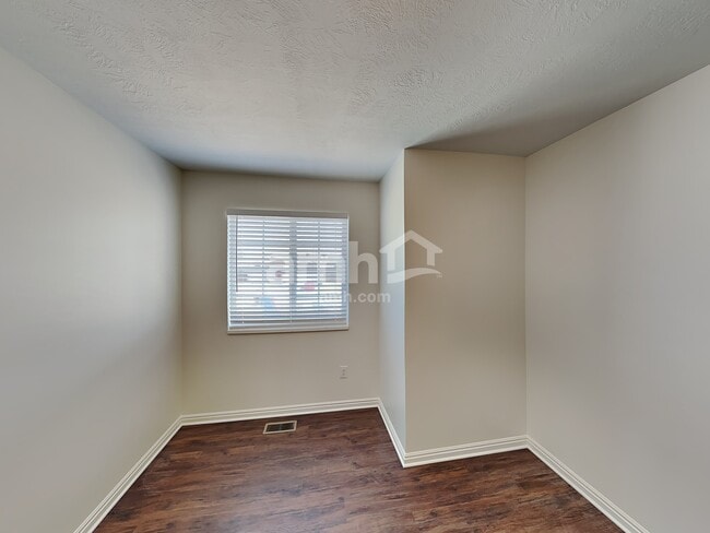 Building Photo - 949 580 E