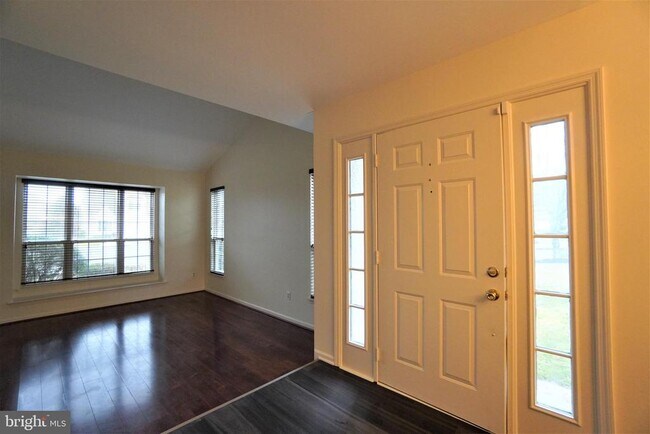 Building Photo - 458 Country Club Dr