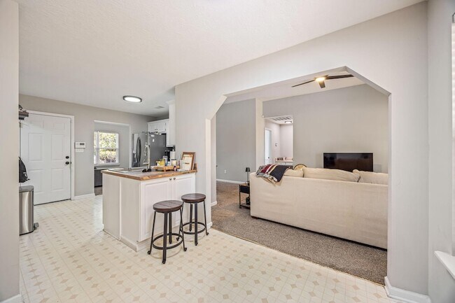 Building Photo - 2056 Sylvan Lake Dr