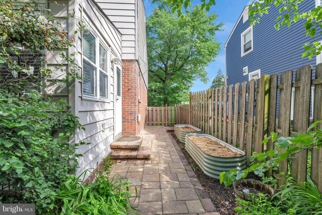 Building Photo - 247 Lawnside Ave