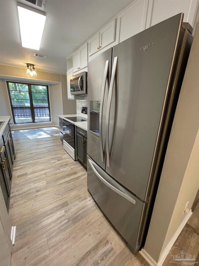 Building Photo - 4615 Gladstone Dr