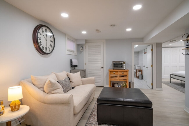 Building Photo - 525 Circle Dr