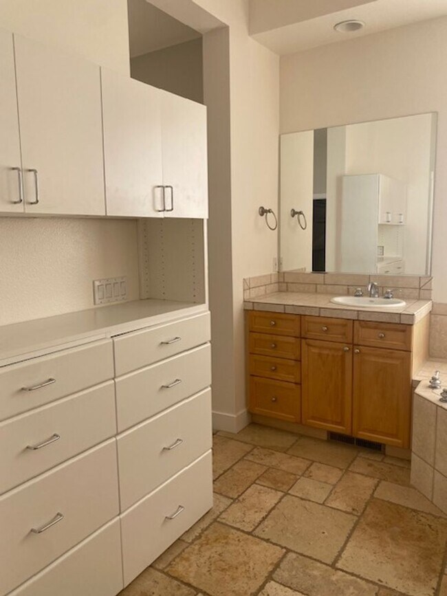 Building Photo - Sweet, perfect 10 located in Caughlin Ranc...