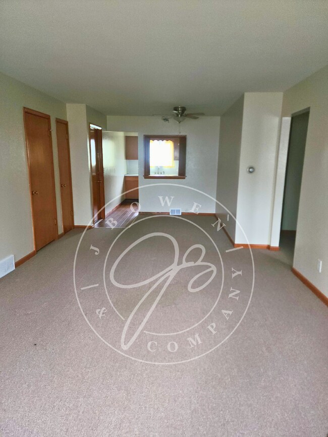 Building Photo - 2 bedroom- Perrysburg School District! Rea...