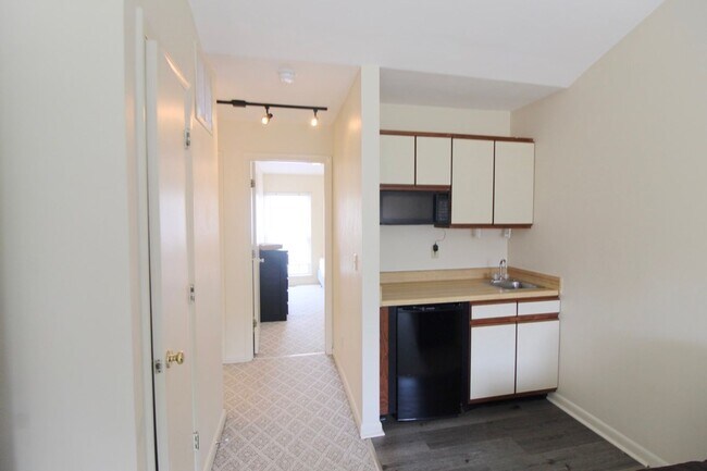 Building Photo - 1408 Bradley Dr