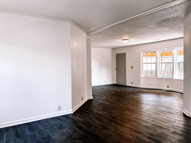 Building Photo - Spacious 4-Bed, 3-Bath Retreat on Greenhill Rd – 2000 Sq Ft of Charleston Charm!