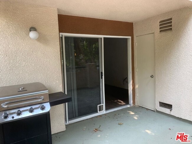 Building Photo - 5530 Owensmouth Ave