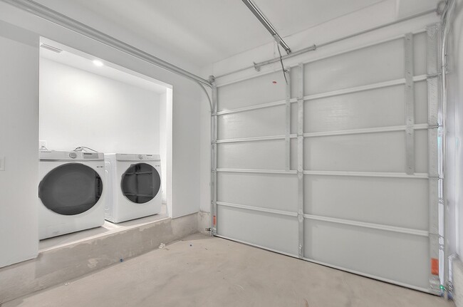 Building Photo - 5852 Vineland Ave