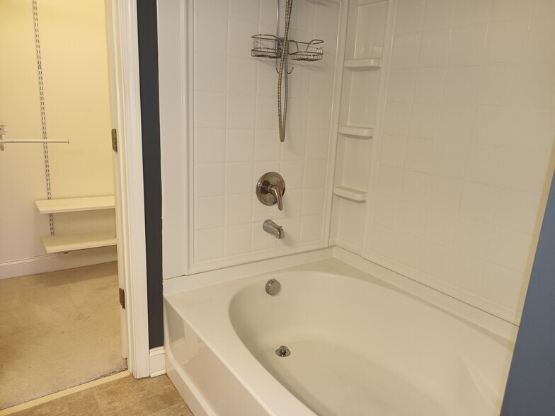 Garden Tub & Walk In Closet - 2626 Nashboro Blvd