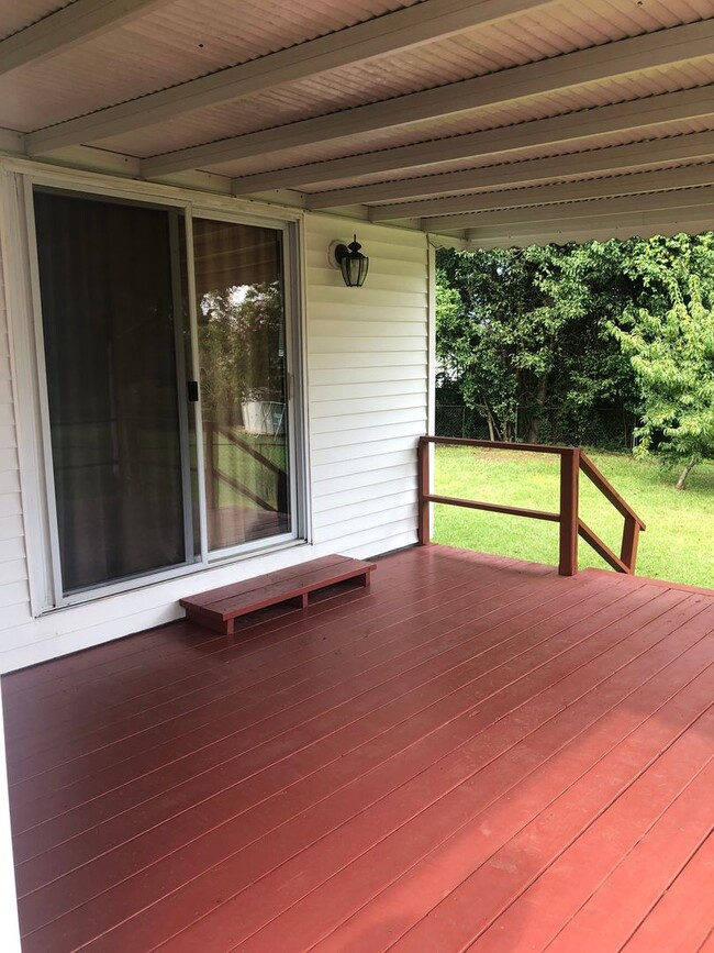 Building Photo - 3 Bedroom, 1.5 Bath Home near Furman Unive...