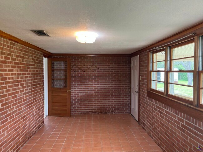 Building Photo - 482 Lake Joy Rd