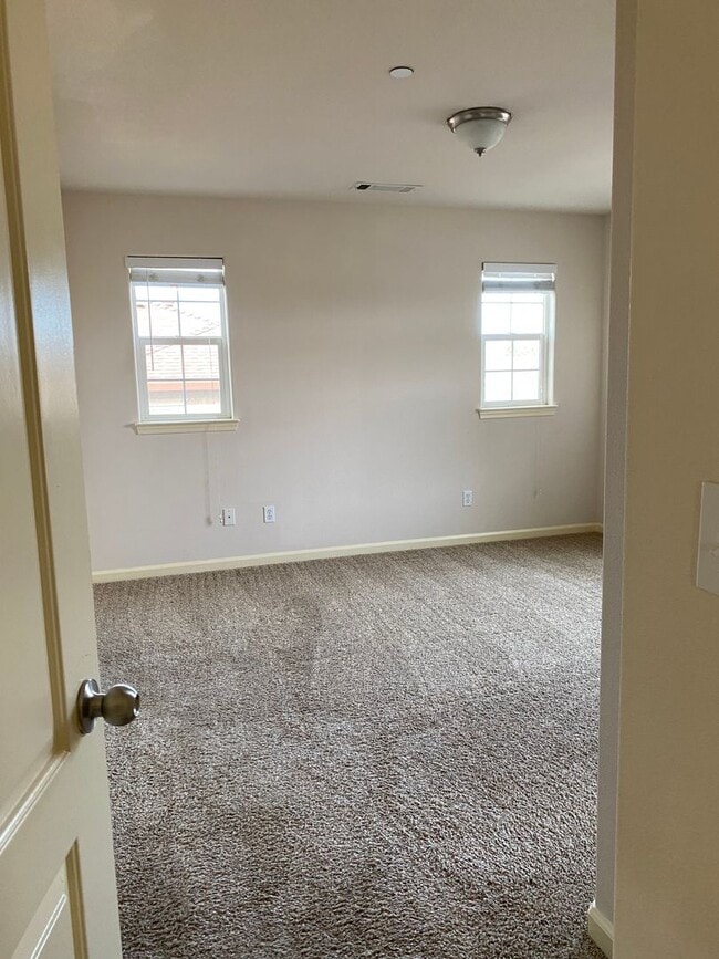 Building Photo - Townhouse in the Villages at Shasta View G...