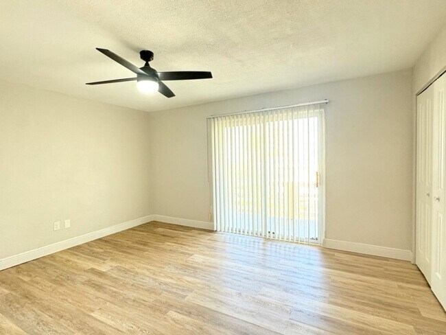 Building Photo - Stunning Beachside Townhome in Port Orange!