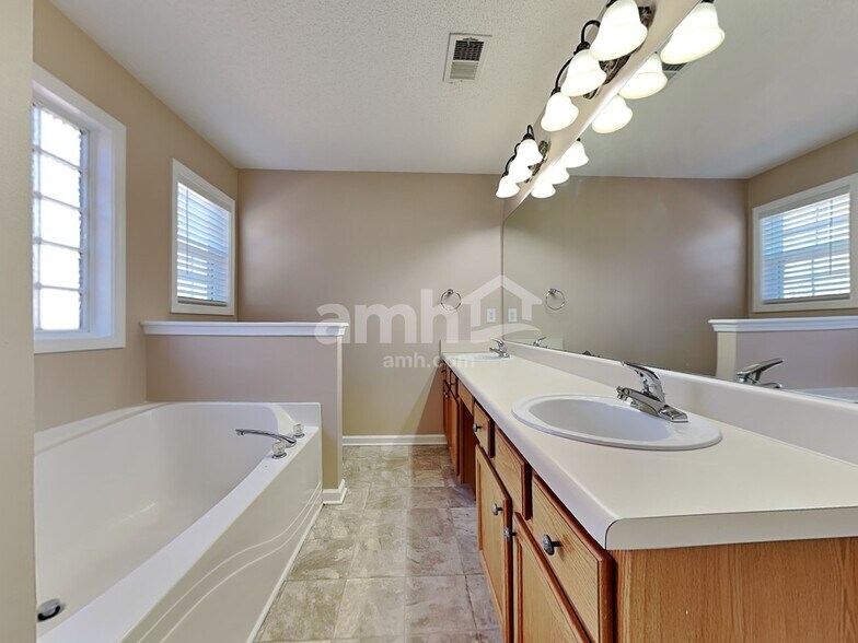 Building Photo - 76 Oak Springs Ln