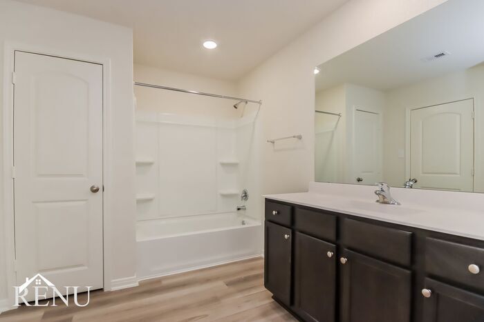 Building Photo - 10506 Sweetwater Creek Dr