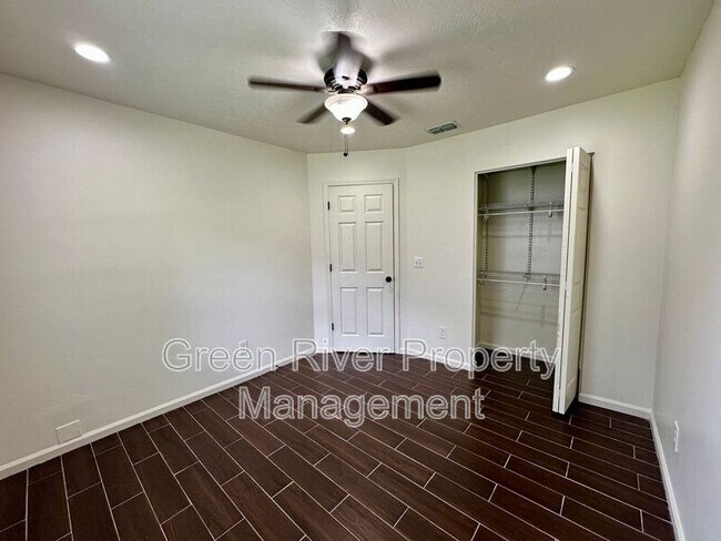 Building Photo - 3288 Deerfield Pointe Dr