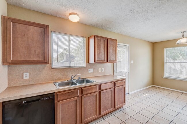 Building Photo - 1402 Sycamore Leaf Way