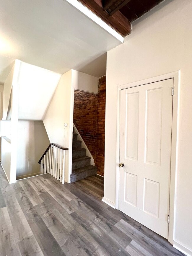 Building Photo - 253 N Mulberry St