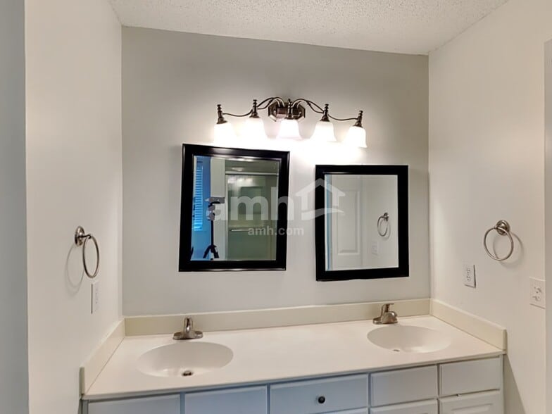 Building Photo - 11200 Longhedge Ln